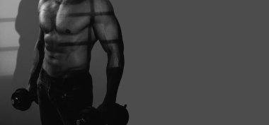 Banner şablonları, kaslı adam, kaslı gövde, karın kası. Dumbbell 'ın yanındaki adam. Vücut geliştiren adam egzersiz yapıyor.