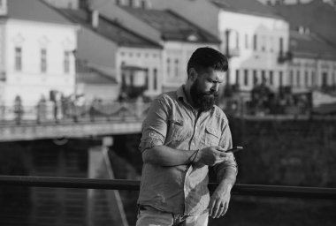 Başarılı İş Adamı Şehir Sokakları 'nda Yürürken Akıllı Telefon Kullanıyor