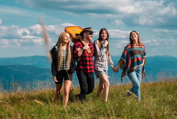 田舎を歩く若いヒップスターの人々のグループ 田舎をハイキングしている若者たち 自然の中を歩く若者のグループ — ストック写真