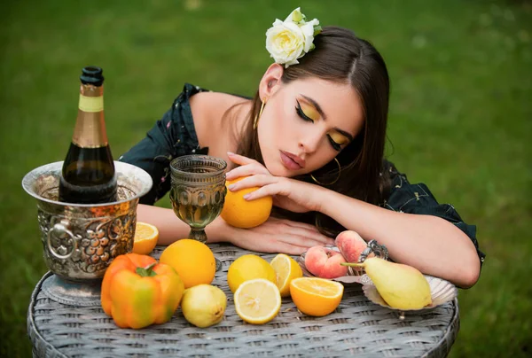 Portrait Sexy Woman Relaxing Eating Fruit Outdoor Exotic Summer Diet — Stock Photo, Image