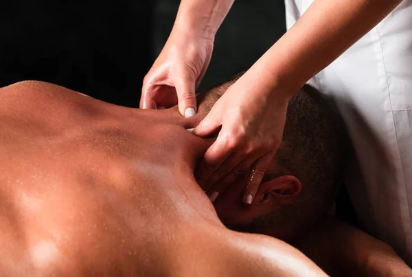 Masaje Para Hombre Cerca Fisioterapeuta Masajeando Cuello Masculino Hombre Relajante —  Fotos de Stock