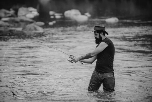 Рыбак Поймал Рыбу Человек Рыбачит Реке — стоковое фото