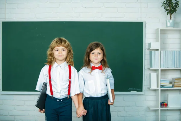 Des Amis École Deux Écoliers Fille Garçon Tenant Main Vont — Photo