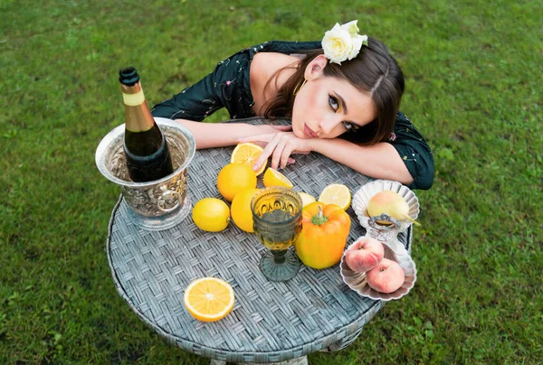 Sexy Woman Summer Picnic Grass Park Wine Fresh Fruits Top — Stock Photo, Image
