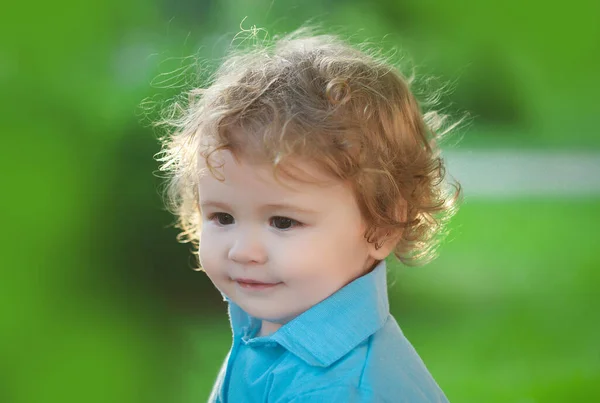 緑の芝生で遊んでいる赤ん坊 赤ん坊の顔を閉じて 面白い小さな子供の肖像画を閉じます ブロンドの子感情の顔 — ストック写真