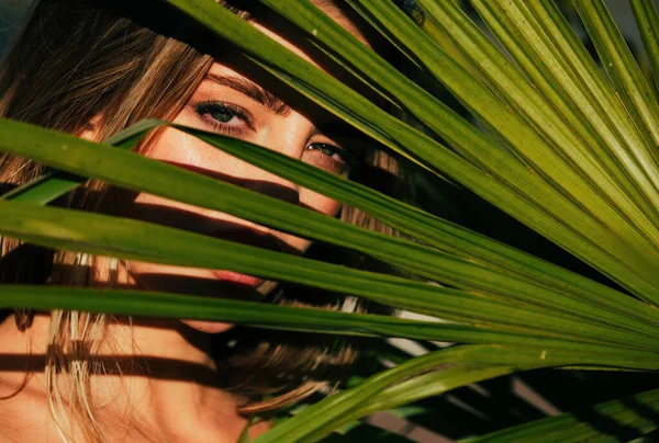 Szoros Portré Gyönyörű Nőről Pálmalevél Árnyalatokkal Arcán Természetes Szépség Trópusi — Stock Fotó