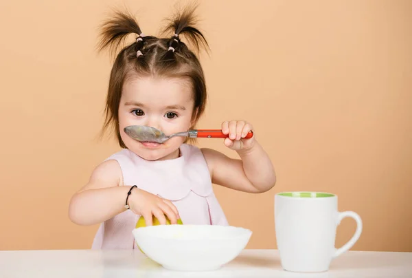 Baby Eet Kindervoedsel Kleine Baby Die Fruitpuree Eet — Stockfoto