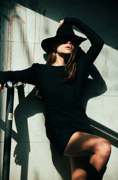 Kvinnlig Gatustil Mode Modell Hatt Stadens Gata Mode Urban Outfit — Stockfoto