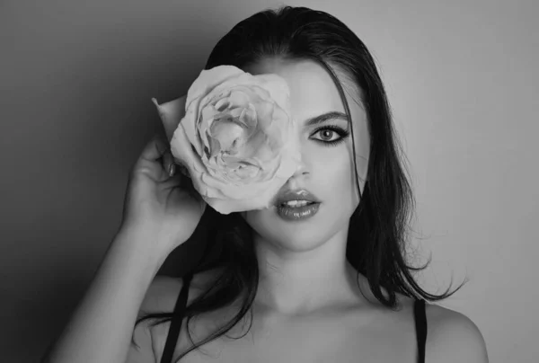一个带着玫瑰花的女人的画像 美容美发模特脸 脸庞上有一朵粉色玫瑰的年轻漂亮姑娘的画像 — 图库照片