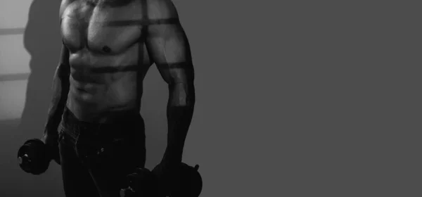 筋肉の男 筋肉の胴 6パック腹筋の筋肉を持つバナーテンプレート ダンベルと男だ 筋肉のボディビルダーの男は演習を行う — ストック写真