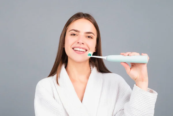 Elektrische Zahnbürste Schönheit Porträt Einer Glücklichen Schönen Frau Beim Zähneputzen — Stockfoto