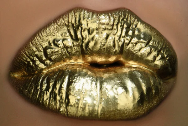 Altın Öpücük Dudaklarında Altın Ruj Altın Dudaklarda Dişi Dudakları Yazdır — Stok fotoğraf
