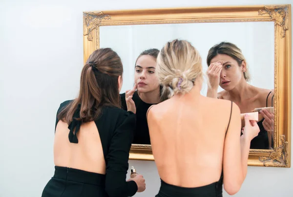 豪華な若い女性の顔の肖像画 女性のガールフレンドは パーティーのための準備を適用します 鏡を見て — ストック写真