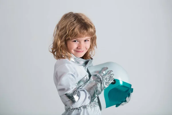 Mignon Petit Garçon Astronaute Enfant Combinaison Spatiale Tenant Casque Isolé — Photo