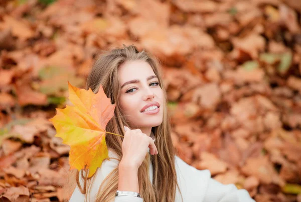 Portret Szczęśliwej Kobiety Bawiącej Się Jesiennymi Liśćmi Parku — Zdjęcie stockowe