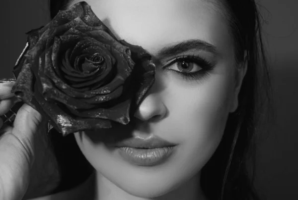 Молода Красива Стильна Чуттєва Жінка Блакитними Очима Трояндою Жінка Червоними — стокове фото