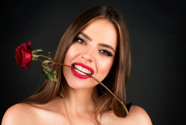 Kvinna Med Röda Läppar Och Ros Blomma Rosblommor Munnen Mode — Stockfoto