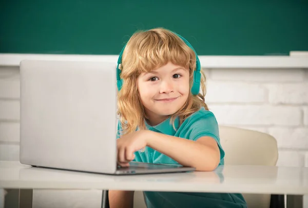 Leuk Grappig Kind Met Behulp Van Laptop Computer Kid Boy — Stockfoto