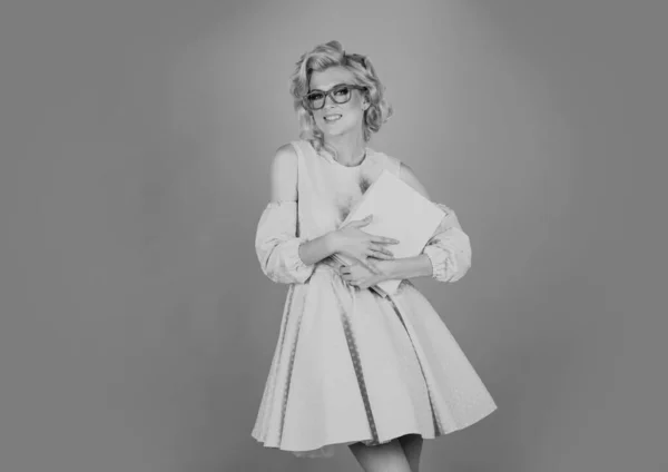 Pop Konst Pinup Affärskvinna Glasögon Enskilt Kvinnoporträtt — Stockfoto