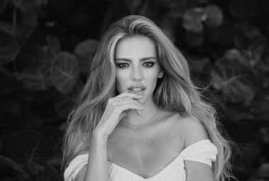 Çekici makyajlı güzel bir genç kadının bahar portresini kapat. Baharın tadını çıkaran güzel bir kadın. Çekici, tatlı, romantik kız.