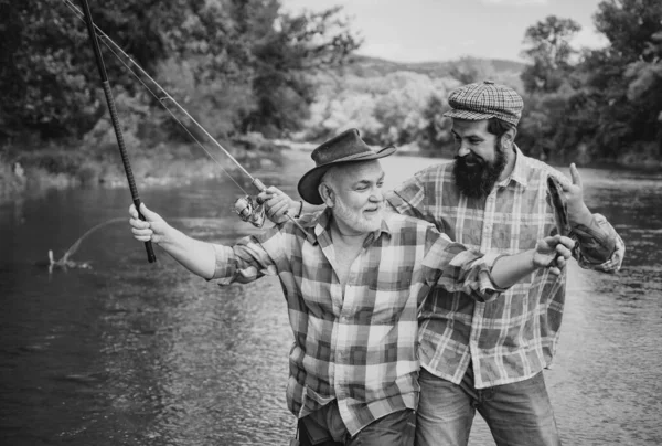 Dos Hombres Amigos Pescando Pesca Con Mosca Pescador Hace Yeso — Foto de Stock