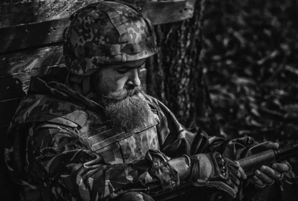 Soldado Cansado Soldado Del Ejército Con Rifle Asalto Casco Combate — Foto de Stock