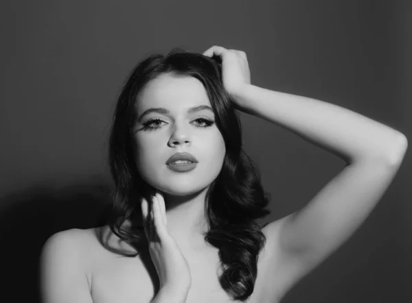 Piękna Zmysłowa Modelka Sexy Kobieta Pozowanie Studio — Zdjęcie stockowe