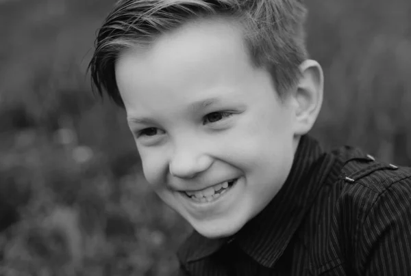 Ευτυχισμένο Παιδί Αξιολάτρευτο Αγόρι Χαρωπή Πορτρέτο Του Μικρού Παιδιού Πράσινο — Φωτογραφία Αρχείου