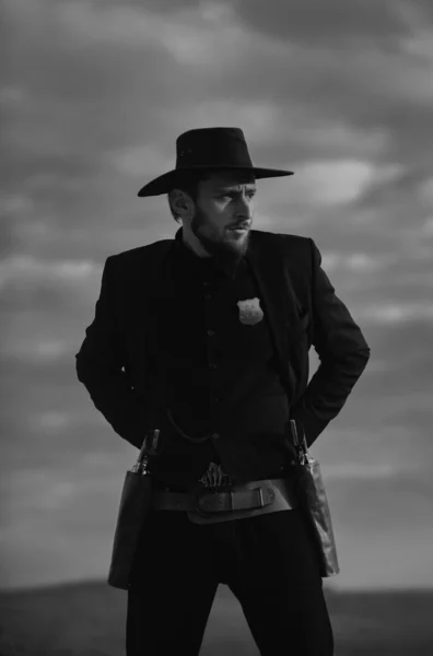 Шериф Ковбойской Шляпе Человек Пушками Дикого Запада Винтажным Пистолетом Боеприпасами — стоковое фото