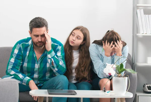 不幸な子供の10代のカップルが心配家族の問題を議論する 夫婦の悲しい夫婦と子供の危機 — ストック写真