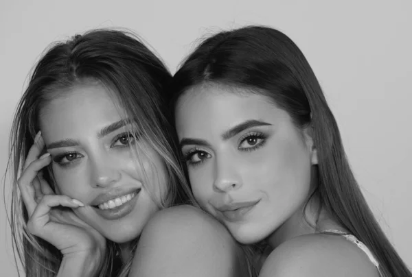 Portrait Rapproché Deux Jeunes Belles Femmes Belles Femmes Avec Maquillage — Photo