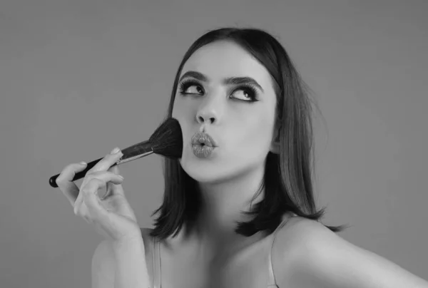 Retrato Una Hermosa Chica Divertida Con Maquillaje Cepillo Colorete Maquillaje — Foto de Stock