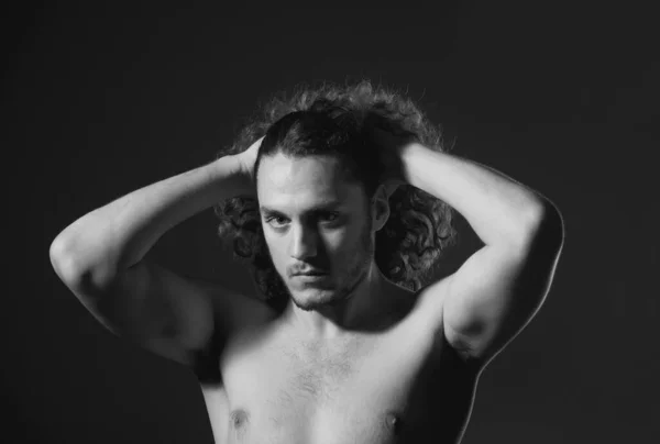 Sexy Man Curly Hair Здоровые Волосы Крупным Планом Портрет Привлекательной — стоковое фото