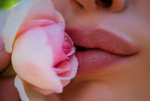 唇がいっぱいだ 天然の唇と女性の皮膚 美容室 自然な唇 偉大な春の気分 ファッションジュエリー ピンクリップグロス — ストック写真