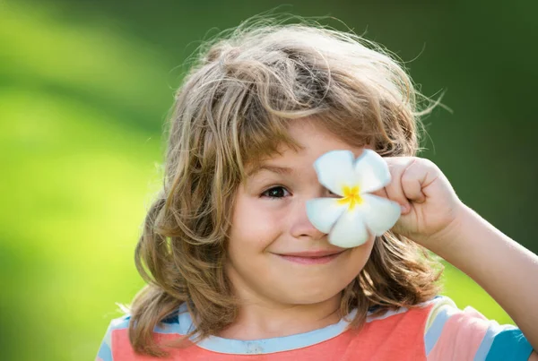 Porträt Eines Glücklichen Lachenden Kindes Mit Augen Plumeria Blume Nahaufnahme — Stockfoto