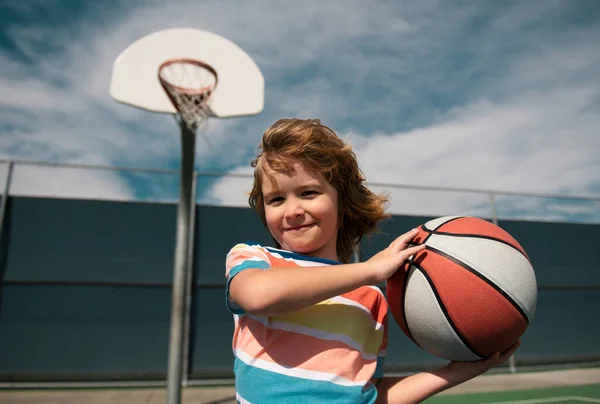 Killen Spelar Basket Med Basket Porträtt Sportiga Barn — Stockfoto