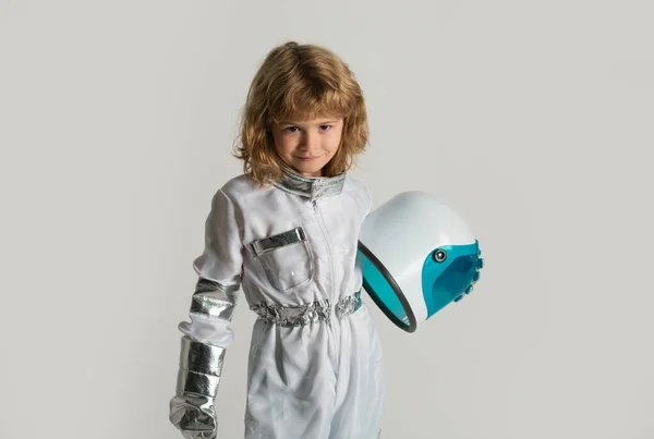宇宙子供宇宙飛行士の概念 喜びとヘルメットを身に着けている肯定的な男の子の肖像画 コピースペースと隔離された背景 子供の革新とインスピレーション — ストック写真