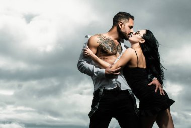 Güzel çıplak aşıklar öpüşüyor. Erkeğin kucaklaşması ve şehvetli bir kadını öpmesi. Genç ve seksi aşıkların şehvetli portresi.