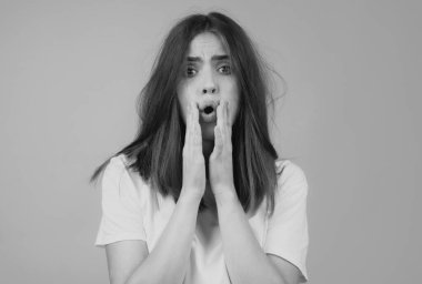 Şaşırmış genç bir kadının şok olmuş yüzü. Komik kadın şok olmuş yüz ifadesi. - İnanılmaz. El sallayan heyecanlı kadın portresi. Sürpriz bir şekilde ağzını açtın. Duygusal yüz.