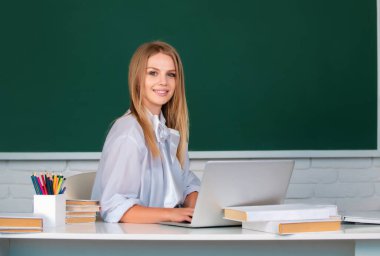 Üniversite sınıfında başarılı bir bayan öğrenci. Sınıfta okuyan genç bir üniversite öğrencisinin portresi.