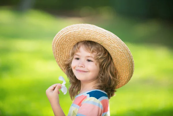 Portrait Enfant Caucasien Près Chapeau Enfant Paille Avec Fleur Plumeria — Photo