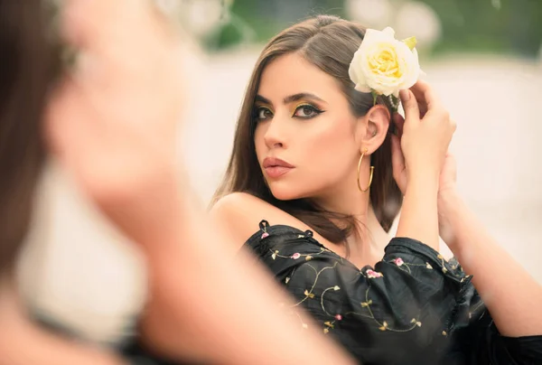 髪に花を持つファッション女性 ファッションドレス屋外で美しい若い女性 セクシーで官能的な女性モデル イタリアの女の子のスタイル — ストック写真