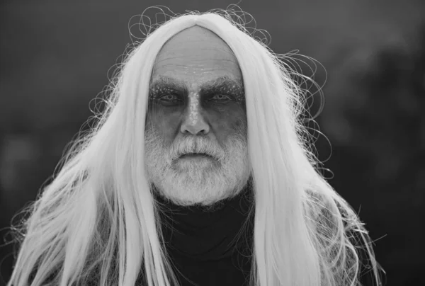 髭を生やした男がハロウィンの怪物のように服を着た ハロウィンの夜悪魔男 吸血鬼ハロウィンコンセプト ハロウィンバナーのデザイン — ストック写真