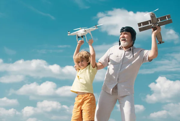 Alter Opa Und Kleiner Enkel Halten Flugzeug Und Drohnen Quad — Stockfoto