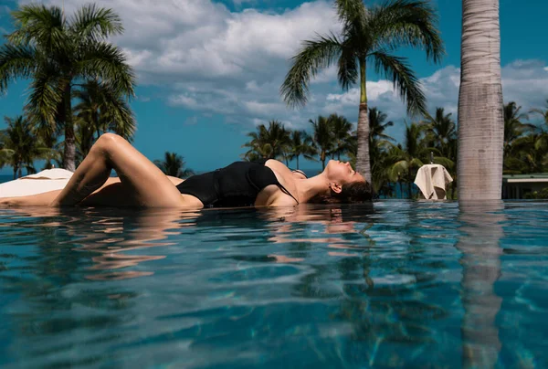 Sonsuz Egzotik Yüzme Havuzunda Seksi Bir Kadın — Stok fotoğraf