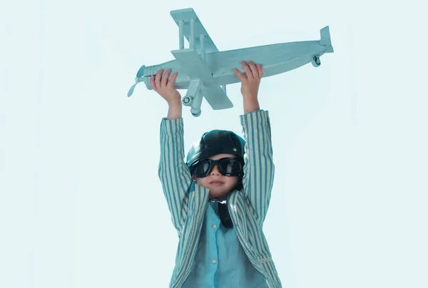 Enfant Avec Lunettes Pilote Casque Rêvant Joue Avec Avion Jouet — Photo