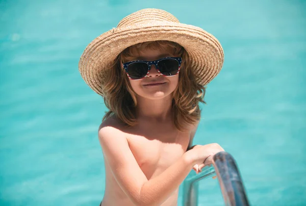 Kinderporträt Entspannen Sommer Schwimmbad — Stockfoto