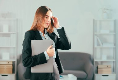 İnternette çalışan genç iş kadınlarının portresi, dizüstü bilgisayardan Webinar Podcast izleyerek öğrenme