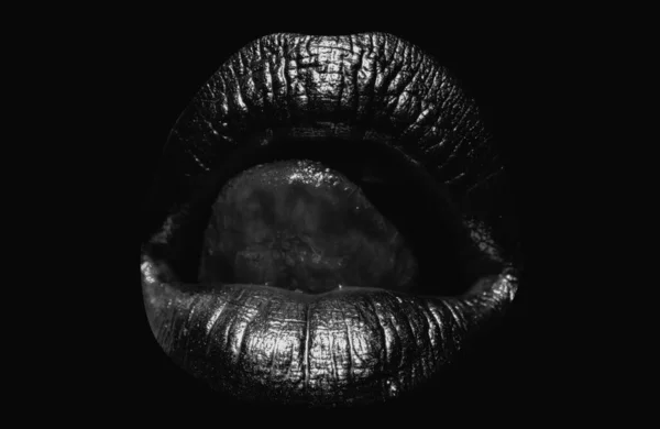 黄金の口だ セクシーな金の唇 黄金の芸術 孤立した女性の舌を黄金の口 黒の背景に隔離されたクリッピングパス — ストック写真
