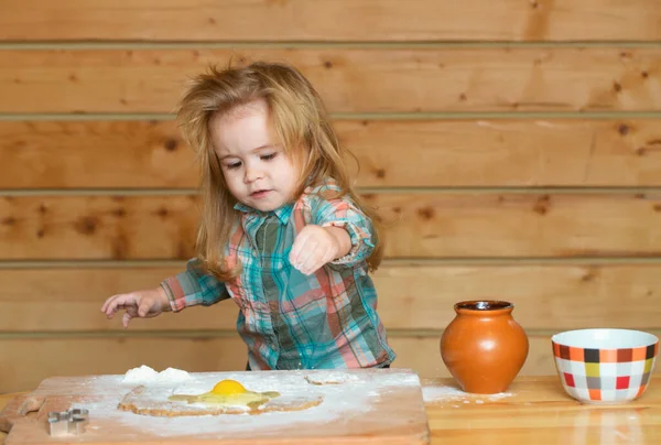 Bebê Bonito Brincando Com Farinha Cozinha Madeira Cozinha Infantil — Fotografia de Stock